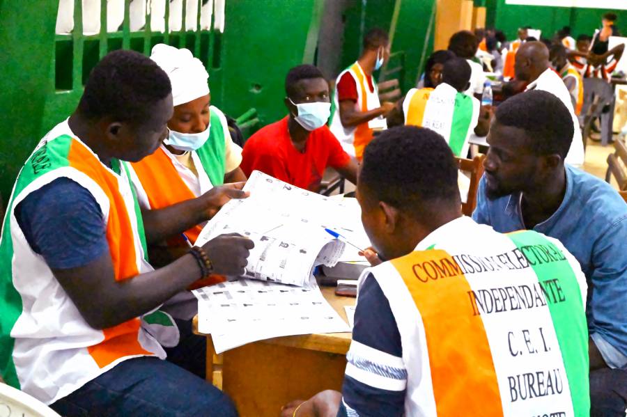 Cote-dIvoire-voting-officials
